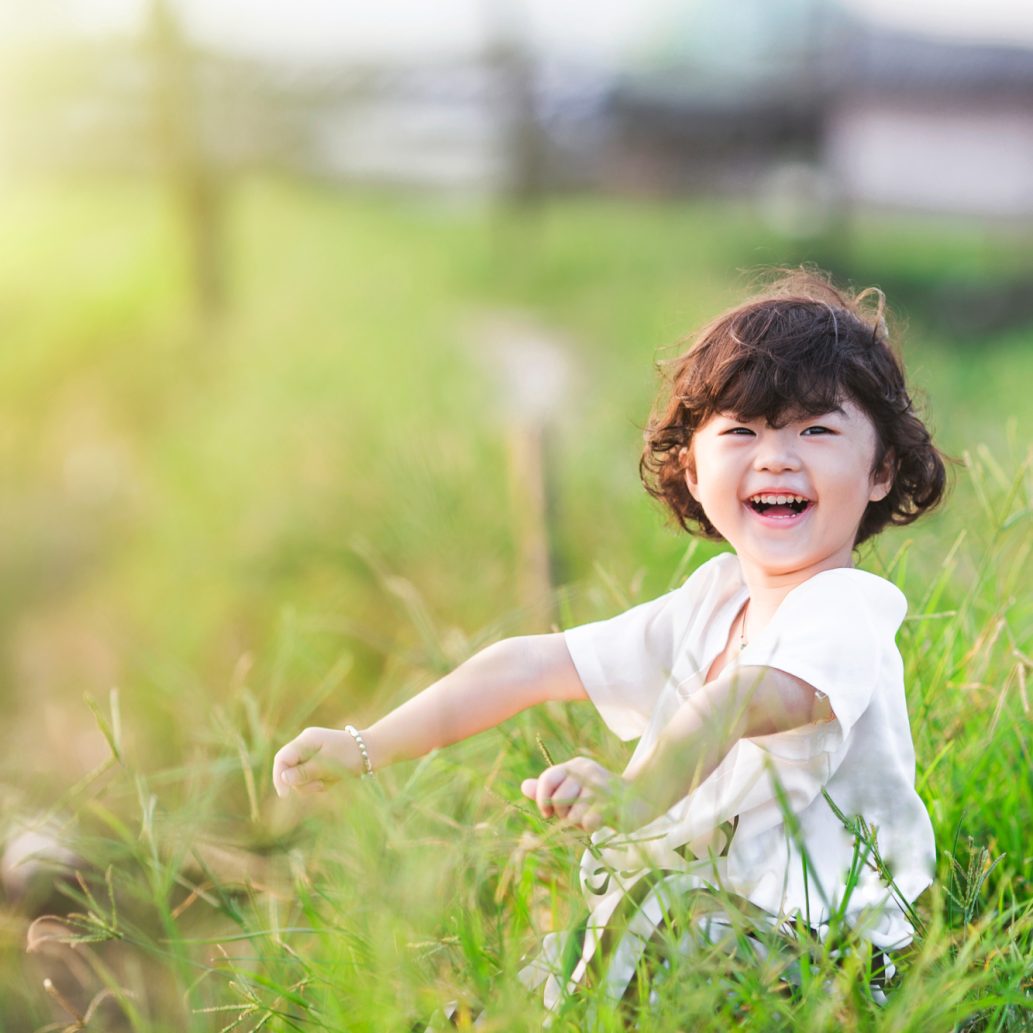 smiling-girl-sitting-on-the-grass